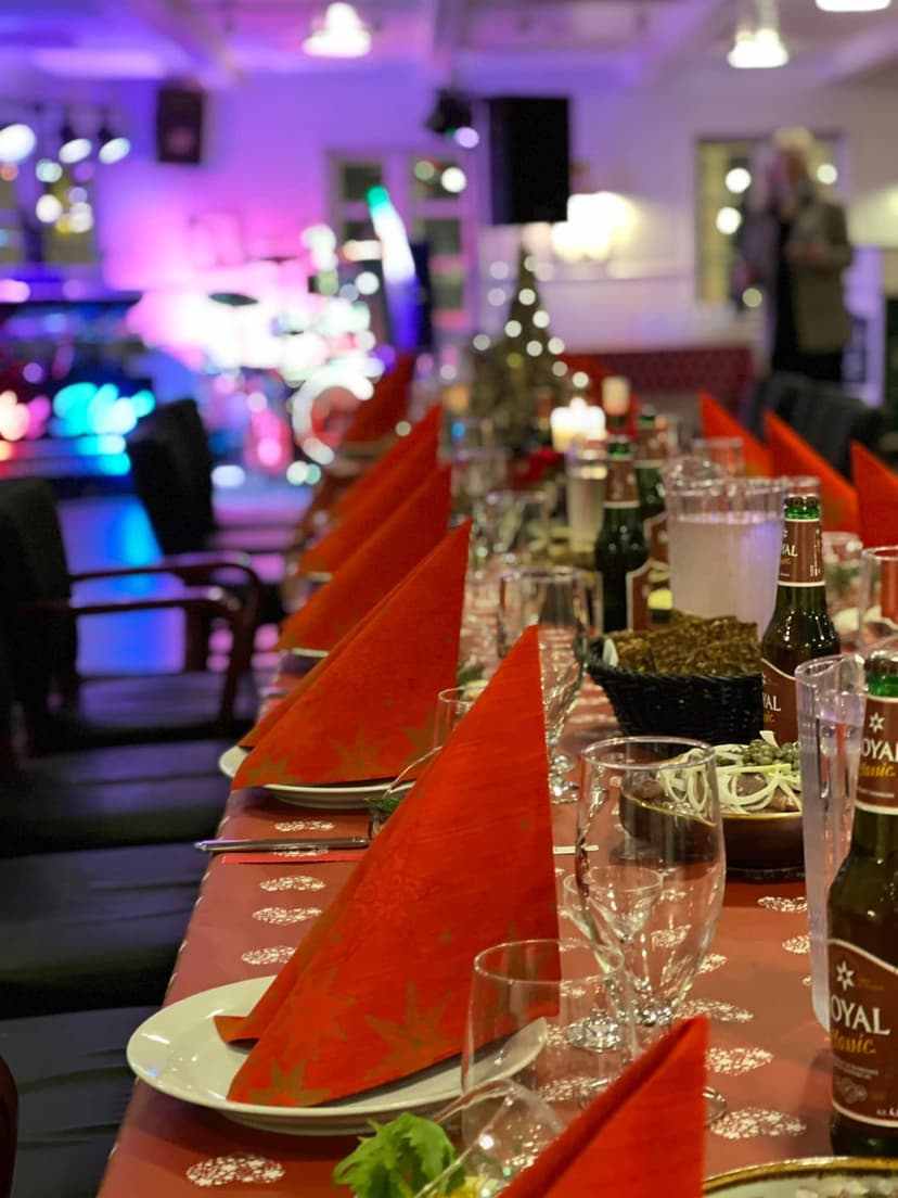 ÅRETS BRAG AF EN FIRMAJULEFROKOST Buffe, musik og dans november  2026